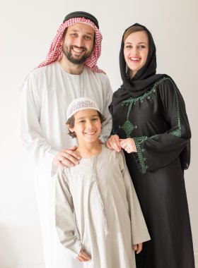 Arapça aile poz ve gülümseyen