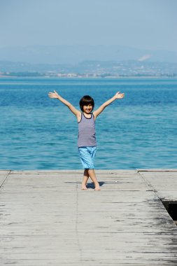 Küçük çocuk üzerinde yürüyen dock