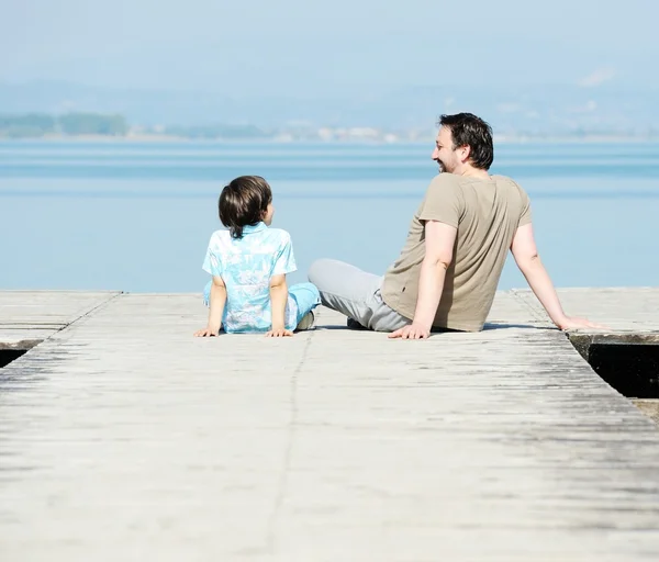 아빠와 아들 dock에 — 스톡 사진