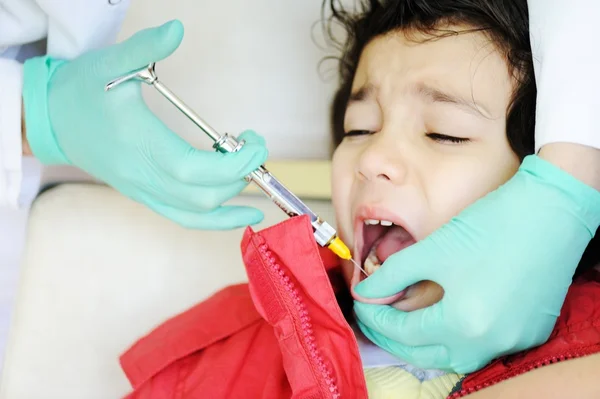 Criança visitando consultório de dentista no hospital — Fotografia de Stock