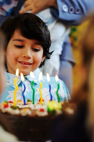 Crianças bonitos comemorando festa de aniversário no jardim de infância — Fotografia de Stock