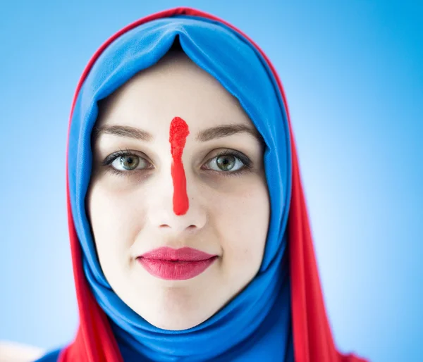 Mooi Arabisch meisje met sjaal in grappige concept — Stockfoto