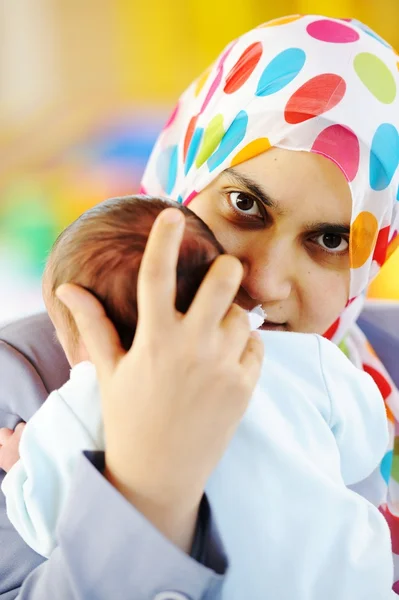 Muslimsk mor med baby — Stockfoto