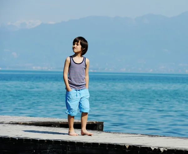 Menino caminhando na doca — Fotografia de Stock