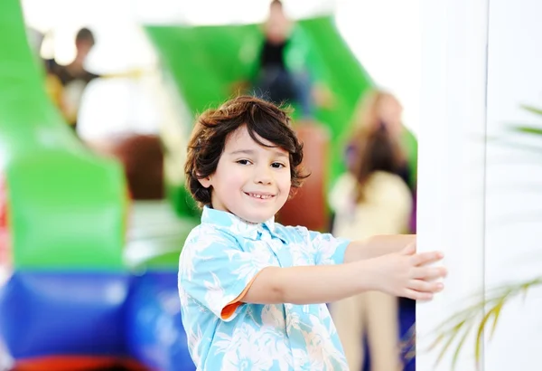 Niños jugando en el patio —  Fotos de Stock