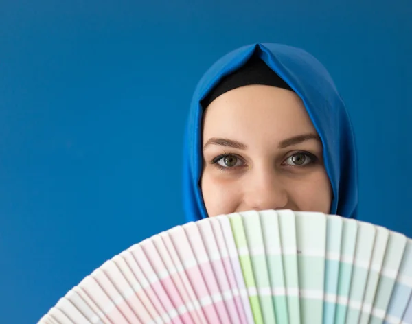 Mooie jonge vrouw met een sjaal — Stockfoto
