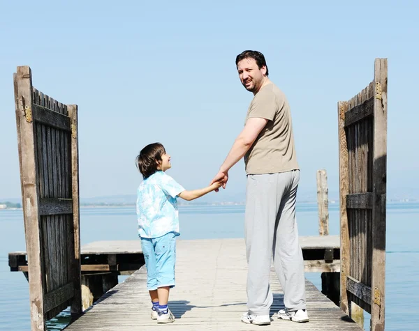 Pai e filho na doca — Fotografia de Stock