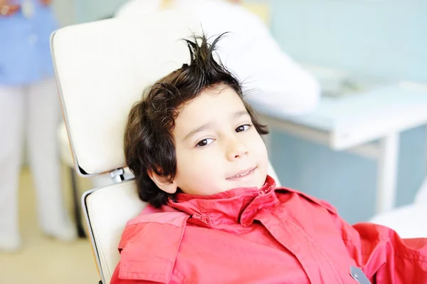 Niño visitando consultorio del dentista en el hospital —  Fotos de Stock