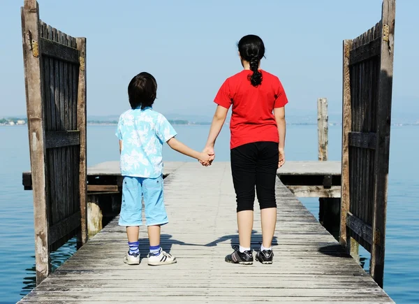 Frère et sœur sur bois — Photo