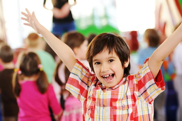 Kinderen spelen op de speelplaats — Stockfoto