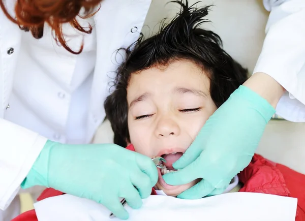 Niño visitando consultorio del dentista en el hospital — Foto de Stock