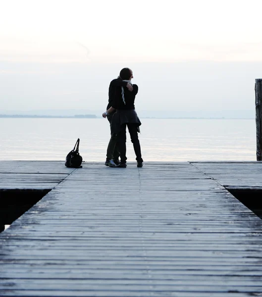 Pareja en el muelle de madera — Foto de Stock