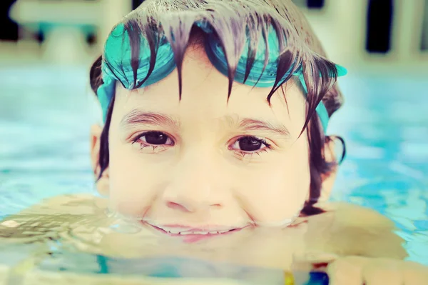 Menino Desfrutando Piscina — Fotografia de Stock