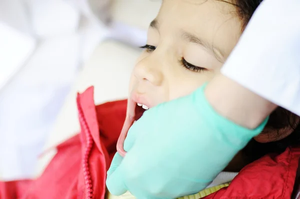 Dziecko, odwiedzając biuro dentysta w szpitalu — Zdjęcie stockowe