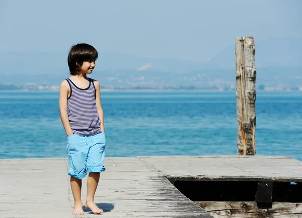 Ragazzino che cammina sul molo — Foto Stock