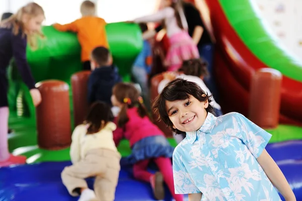 Niños celebrando fiesta de cumpleaños —  Fotos de Stock