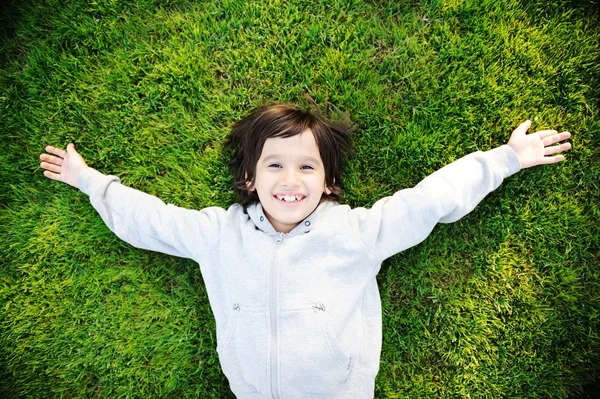 공원에서 자유 시간을 소요 하는 아이 — 스톡 사진