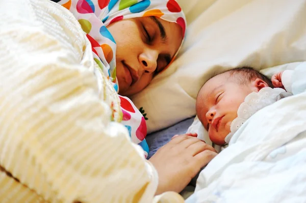 Pasgeboren baby slapen met moeder — Stockfoto