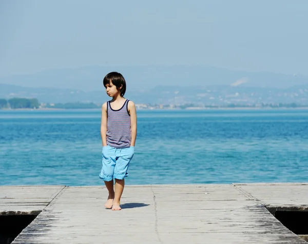 Ragazzino che cammina sul molo — Foto Stock