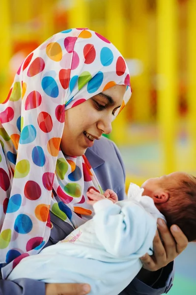 Muslimische Mutter mit Baby — Stockfoto