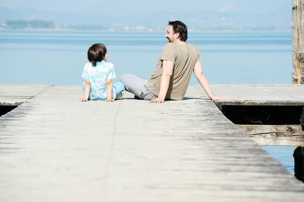Baba ve oğul iskelede — Stok fotoğraf