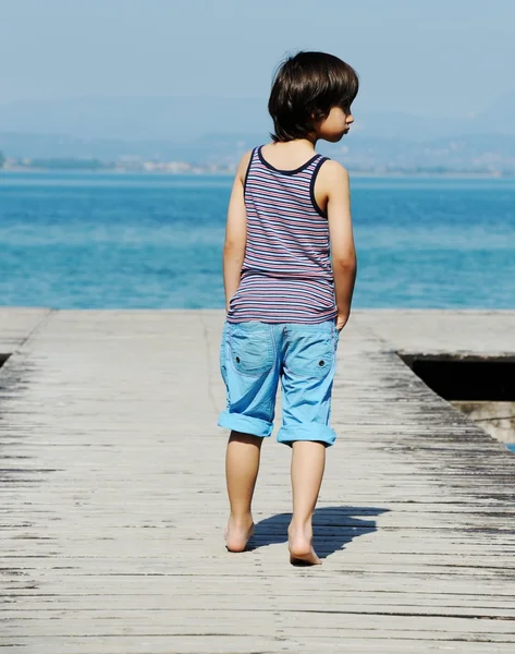 小男孩走上码头 — 图库照片