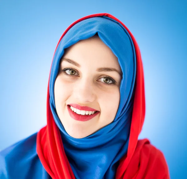 Bella ragazza araba con sciarpa — Foto Stock