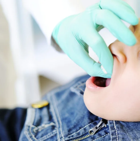 Criança visitando consultório de dentista no hospital — Fotografia de Stock