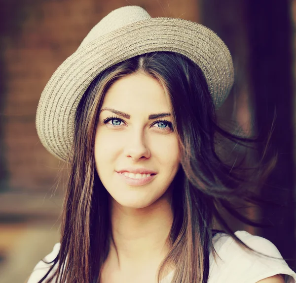 Aantrekkelijk meisje met een hoed — Stockfoto