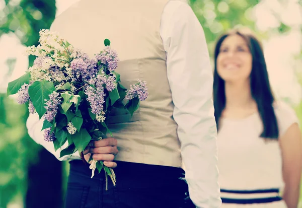 Sorpresa regalo di fiori per la giovane donna — Foto Stock