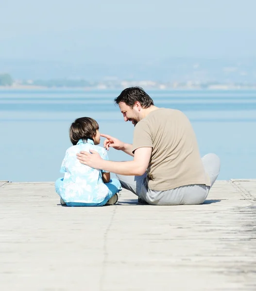 Pai e filho na doca — Fotografia de Stock