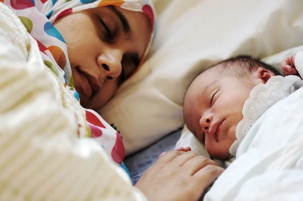 Bebê recém-nascido dormindo com a mãe — Fotografia de Stock