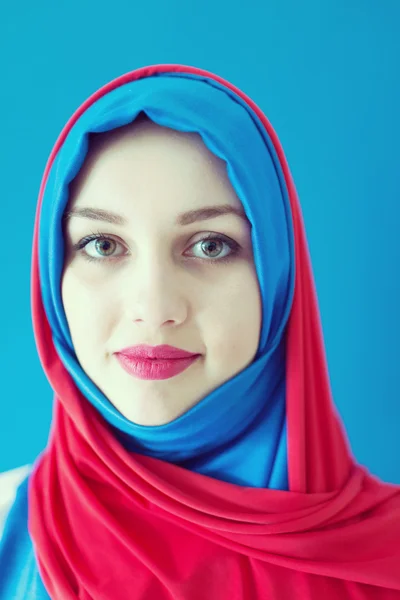 Belle jeune femme avec un foulard — Photo