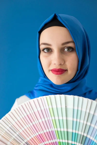 Vacker ung kvinna med en halsduk — Stockfoto