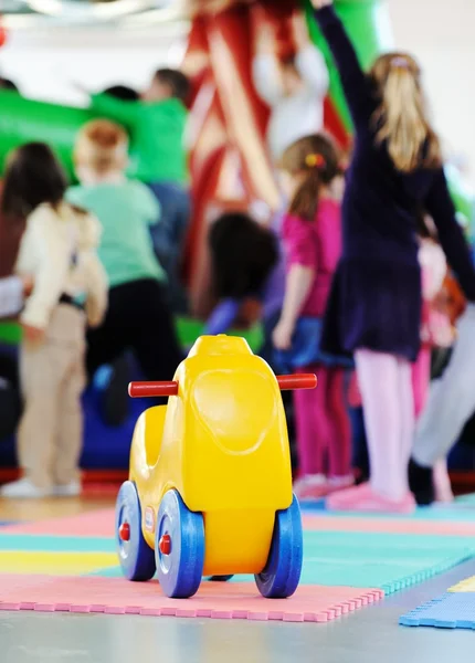 Kinder spielen auf buntem Kindergartenspielplatz — Stockfoto