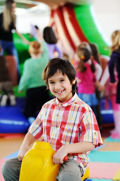 Dzieci bawiące się na placu zabaw — Zdjęcie stockowe