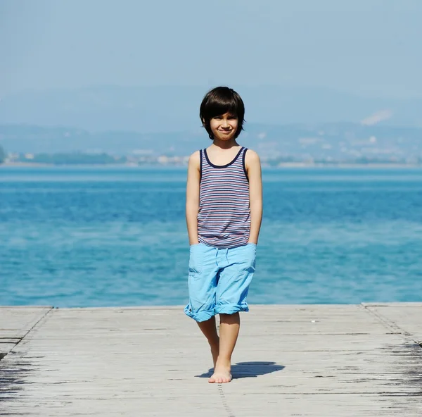 Μικρό αγόρι περπατώντας στην αποβάθρα — Φωτογραφία Αρχείου