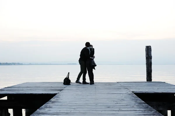 Pareja en el muelle de madera — Foto de Stock