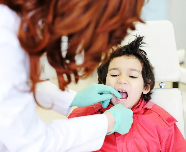 병원에서 치과 의사 사무실을 방문 하는 아이 — 스톡 사진