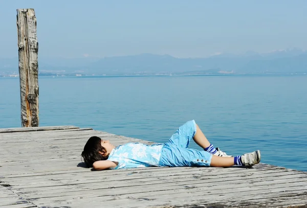 Ragazzo su un bellissimo bacino lacustre — Foto Stock