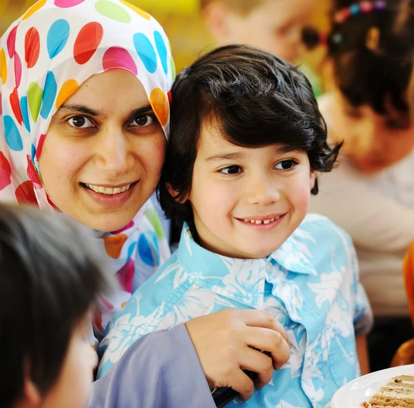 Mère arabe musulmane avec des enfants s'amusant — Photo