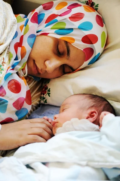 Νεογέννητο μωρό στον ύπνο με τη μαμά Φωτογραφία Αρχείου