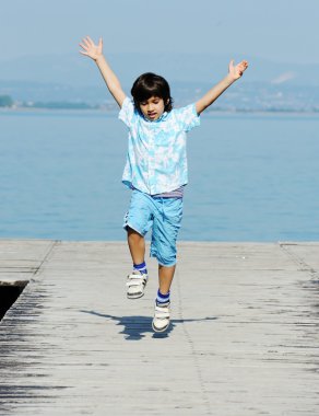 Koşma ve atlama denizde çocuk dock