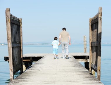 Baba ve oğul iskelede