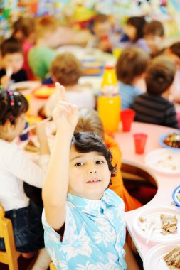 Çocuklar doğum gününü kutluyor