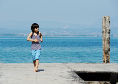 Küçük çocuk üzerinde yürüyen dock