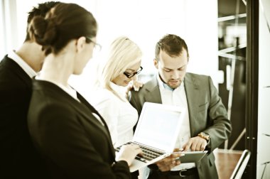 Ofiste çalışan iş adamları   