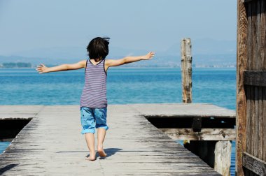 Küçük çocuk üzerinde yürüyen dock