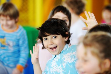 Oyun parkında oynayan çocuklar