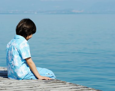 Çocuk üstünde güzel göl rıhtım